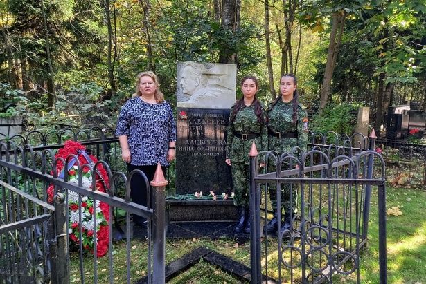 Ученики школы N 1353 участвовали в мемориально-патронатной акции