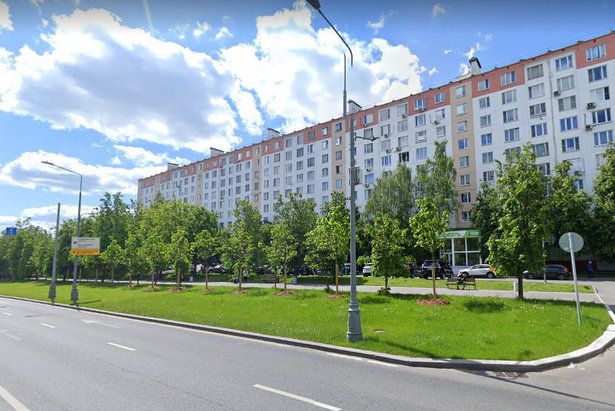 Коммунальные службы Матушкино привели в порядок газон у Центрального проспекта