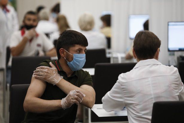 Врачи настоятельно рекомендуют пациентам с онкологией привиться от COVID-19