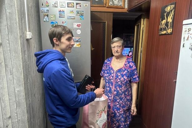 Активисты зеленоградской «Молодой гвардии» поздравили семью Фроловых