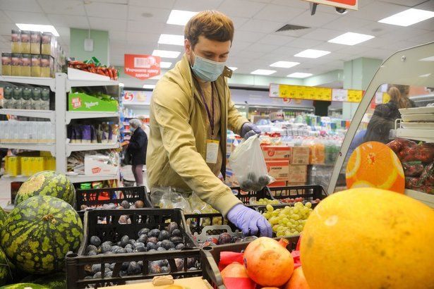 Более 25 тыс кг продуктов доставили москвичам социальные работники