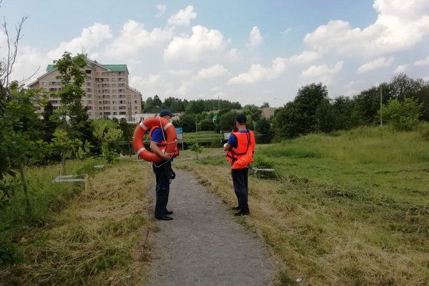 Спасатели дежурят на всех озерах и прудах города