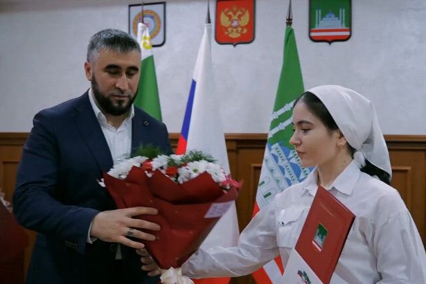 В Департаменте образования Мэрии г. Грозного ученикам вручили гранты мэра