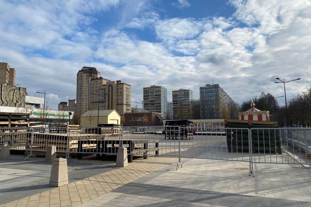 На площади Юности в Матушкино монтируют открытый ледовый каток