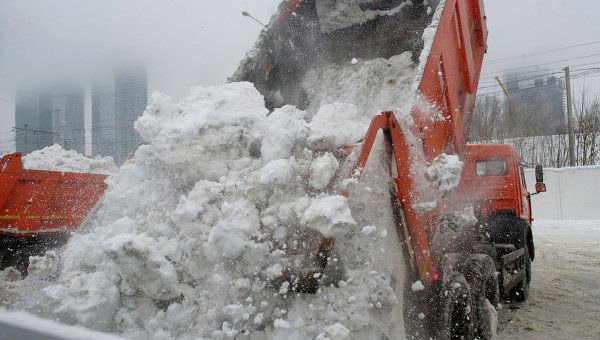 В Москве с городских улиц вывезено более 235 тысяч самосвалов снега