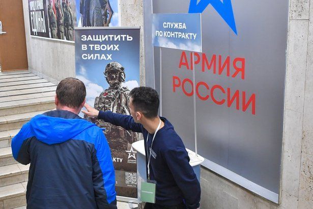 Певица Зара посетила столичный пункт отбора на военную службу по контракту
