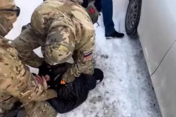 Среди порядочных людей таким не место!