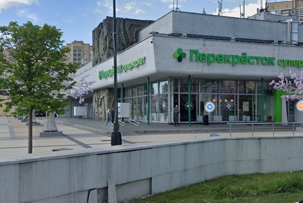 В Матушкино на площади Юности сохранят историческое панно и рельеф на торговом центре