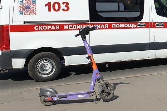 В Матушкино у корпуса 418 произошло столкновение электросамоката и автомобиля