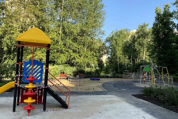 У корпуса 117 в Матушкино начали устанавливать детское игровое оборудование
