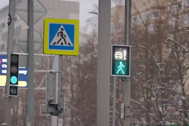 На пешеходных светофорах ЗелАО появились бело-лунные «машинки»