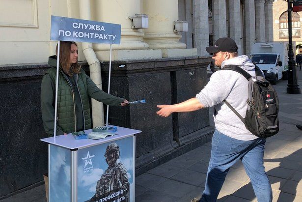 Москвичи живо интересуются у волонтеров информацией о военной службе по контракту