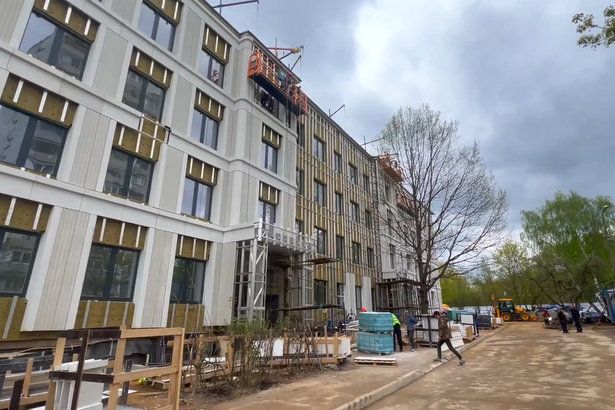 Здание поликлиники в зеленоградском корпусе 225 утеплено, в нем готовы лифтовые шахты