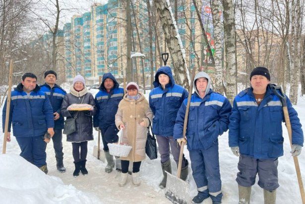 Дворников за их работу поблагодарили жители района Матушкино