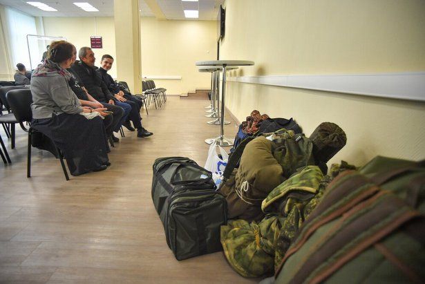 Актер Иван Стебунов посетил столичный пункт отбора на военную службу по контракту