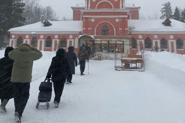 Зеленоградцы пришли в Никольский храм за святой водой в Крещенский сочельник