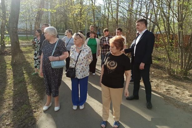Глава управы района Матушкино 21 апреля провел обход территории 4 микрорайона