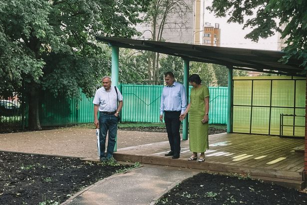 Комиссия проверила ход работ по благоустройству территории детсада в Матушкино