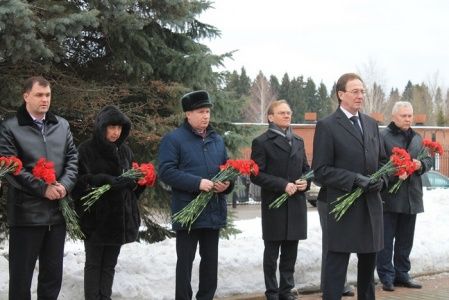 Делегация района Матушкино приняла участие в церемонии возложения венков и цветов к памятнику воинам-афганцам