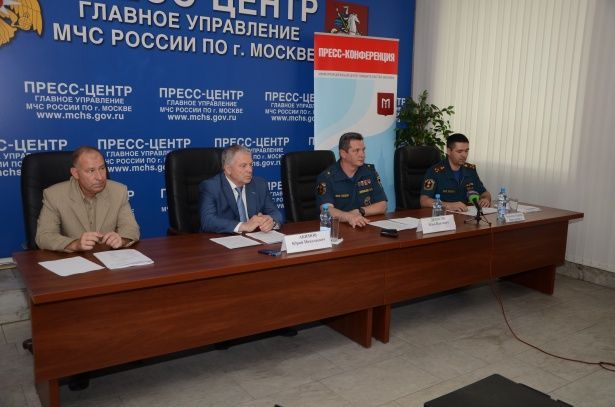 С начала года пожарно-спасательные подразделения Москвы спасли из огня более 700 человек