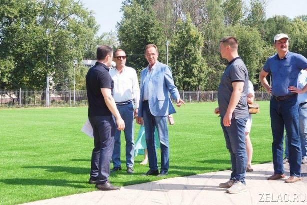 Футбольное поле у школы 4-го микрорайона покрылось новой искусственной травой