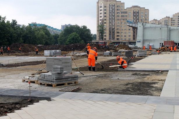 На площади Юности обрисовались контуры будущих цветников и пешеходного фонтана