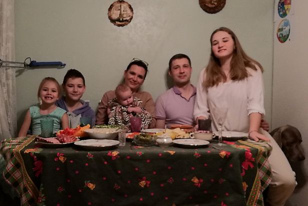 Многодетных полицейских отдела Матушкино и Савелки поздравили с Днем семьи