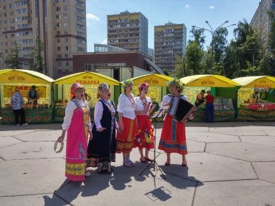 На площади Юности началась вторая торговая сессия