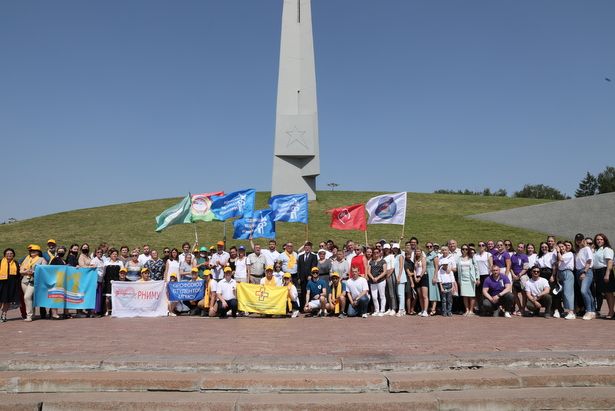 Патриотическая акция прошла у мемориала «Штыки»