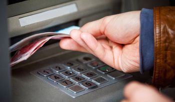 Житель Подмосковья присвоил себе деньги рассеянного клиента Сбербанка в Матушкино