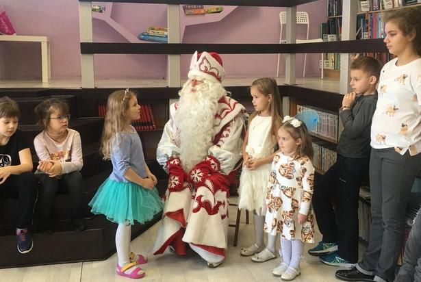 Юные жители Матушкино поздравили Деда Мороза с днем рождения