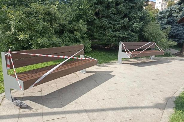 ГБУ "Жилищник ЗелАО" завершило обновление парковых скамеек у корпуса 234А