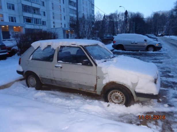 В первом микрорайоне обнаружили два брошенных автомобиля