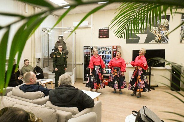 Участницы группы «Девчата» встретились с контрактниками в Едином пункте отбора на военную службу в Москве