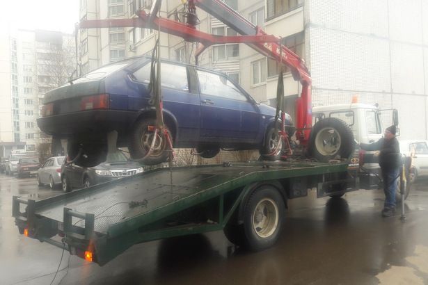 За апрель из двора во 2-м микрорайоне Зеленограда эвакуировали два бесхозных автомобиля