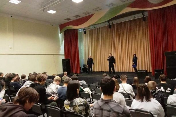 Накануне каникул полицейские побеседовали со студентами колледжа