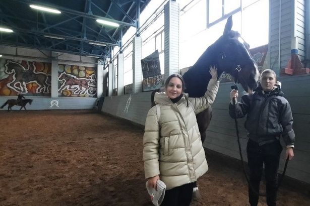 Школьникам устроили экскурсию в конный полк