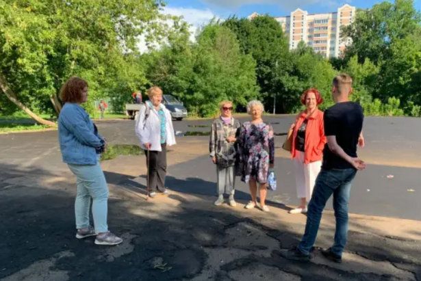 В Матушкино продолжается ремонт хоккейной коробки