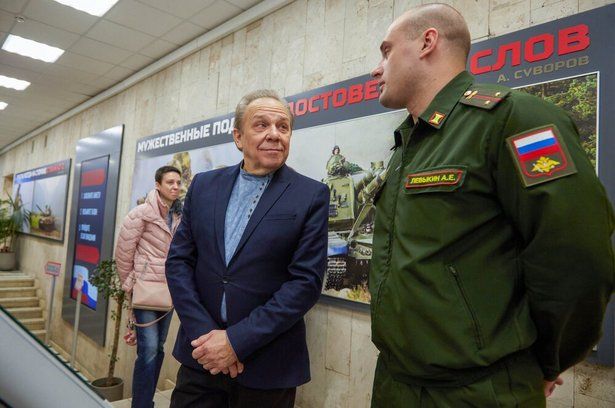 Артист Владимир Девятов встретился с контрактниками в Едином пункте отбора на военную службу в Москве