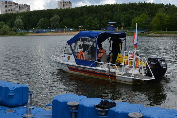 На Школьном озере патрулируют различные плавательные средства