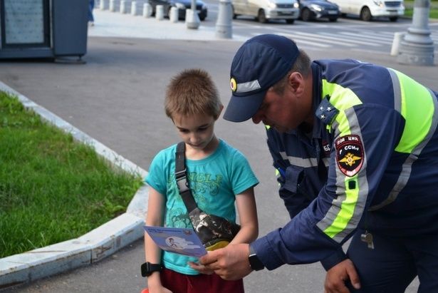 Полицейские привлекли внимание горожан к основам безопасного поведения в городе