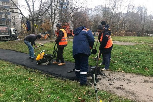 По просьбе жителей в четвёртом микрорайоне Матушкино поменяли асфальт