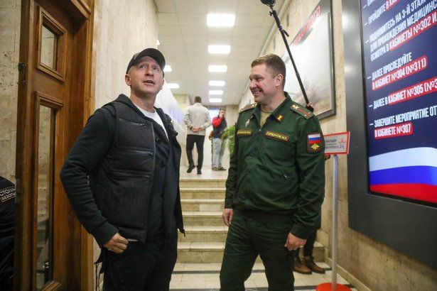 Актер Оскар Кучера посетил Единый пункт отбора на военную службу по контракту в Москве
