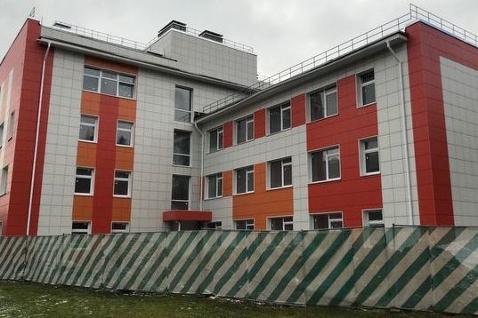 В городской детской больнице идет монтаж медоборудования