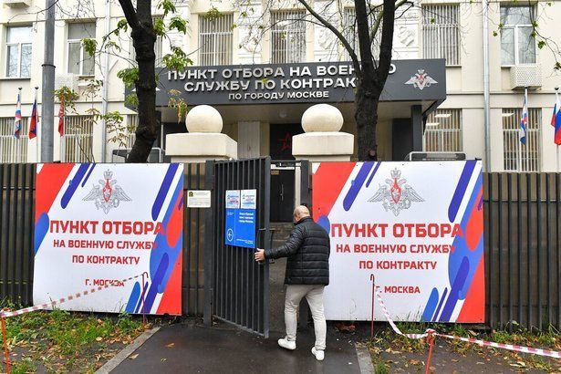 Солист группы Uma2rmaH встретился с контрактниками в Едином пункте отбора на военную службу в Москве