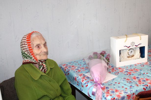 95-летней юбилярше района Матушкино вручили персональное поздравление президента РФ