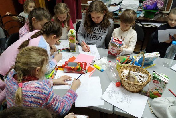 Воспитанники ГБУ «Заря» смастерили кормушки для зимующих в городе птиц