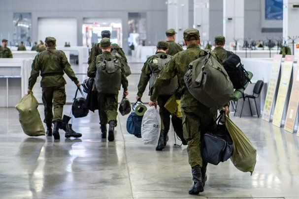 Пришедшие в пункт отбора на военную службу по контракту рассказали о мотивах своего решения