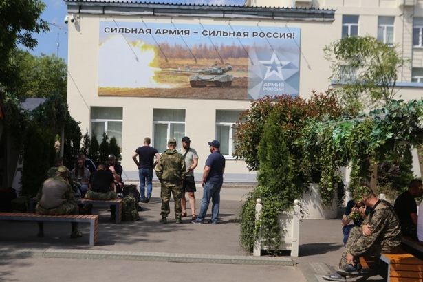 Будущие контрактники рассказали о желании пойти на службу для защиты Родины