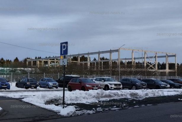 Новый спорткомплекс с бассейном строят рядом с Большим городским прудом